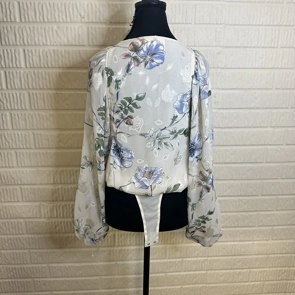 ASTR The Label Floral Cream Sheer Bodysuit Sz S V‎ Neck Night Out Vacation Party